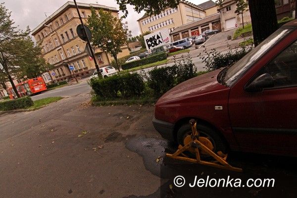 JELENIA GÓRA: Auta na chodnikach. Szpecą i blokują