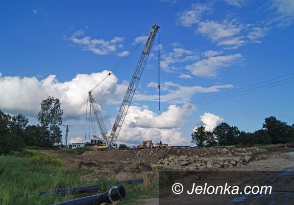 JELENIA GÓRA: Na placu budowy obwodnicy. Stawiają estakadę nad torowiskiem