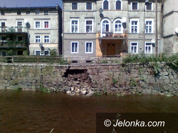 JELENIA GÓRA: Zniszczony mostek i mur oporowy. Kuszą licho