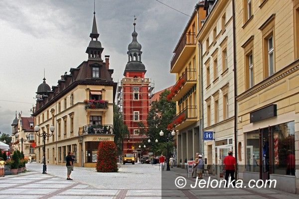 JELENIA GÓRA: Pastelowe barwy cieplickiej dzwonnicy