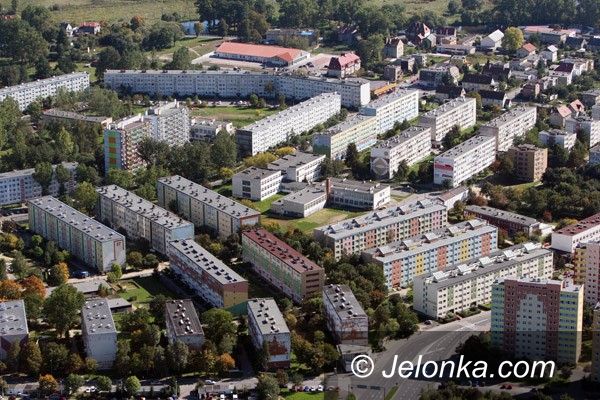 JELENIA GÓRA: Właściciele "czyszczą" mieszkania z dłużników. Gmina musi dać dach nad głową