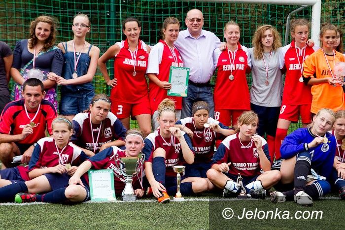 Jelenia Góra, SP 13: Sukces jeleniogórskich piłkarek, srebro w debiucie!
