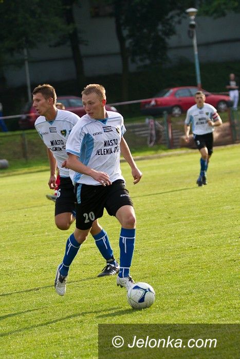IV-liga piłkarska: Karkonosze wygrywają z Orkanem, jeleniogórzanie wiceliderami