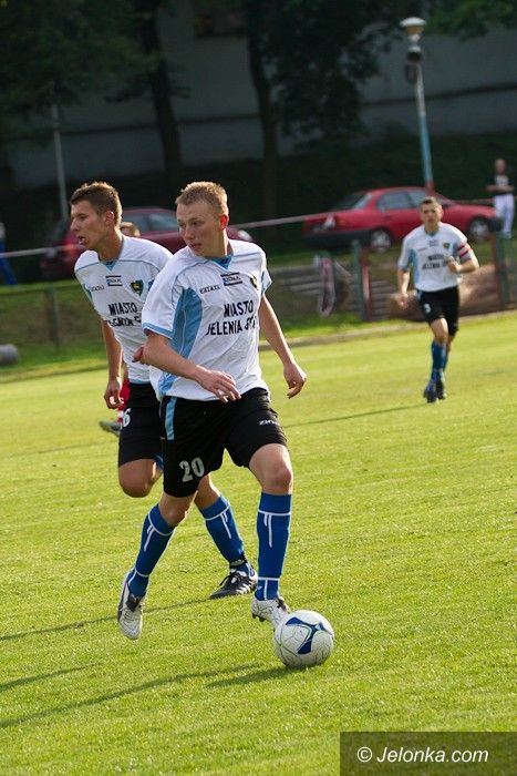 IV-liga piłkarska: Karkonosze wygrywają z Orkanem, jeleniogórzanie wiceliderami