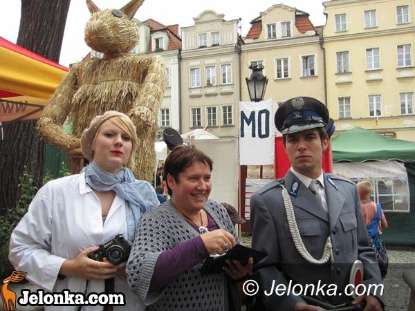 JELENIA GÓRA: Kamyk z Jeleniej Góry w Rynku. W klimatach „Misia”