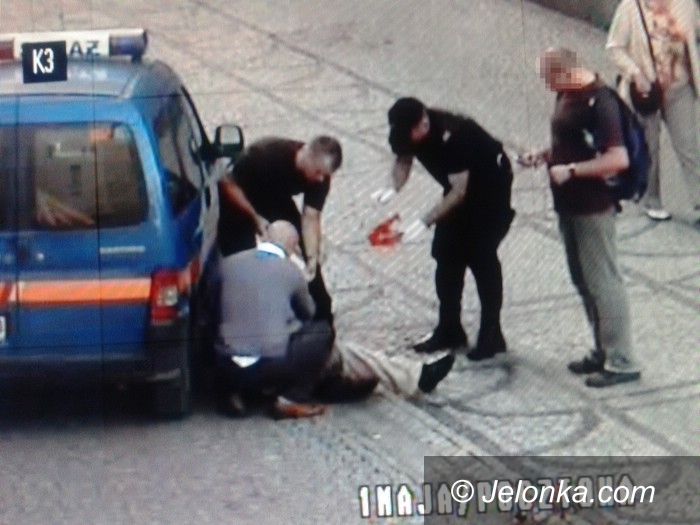 JELENIA GÓRA: Strażnicy udzielili pierwszej pomocy potrzebującemu. Mieszkańcy go zlekceważyli