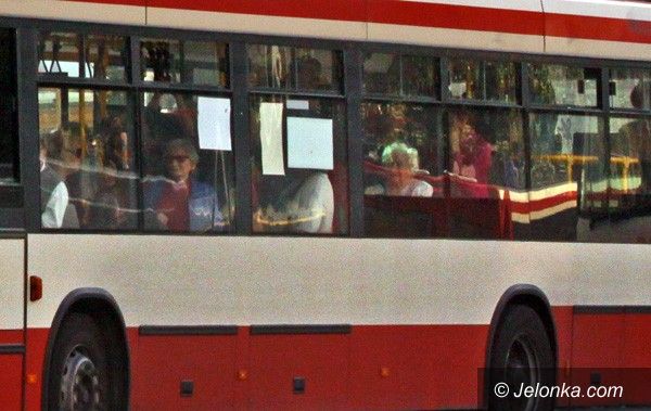 JELENIA GÓRA: Okroili kursy. Autobusy pękają w szwach