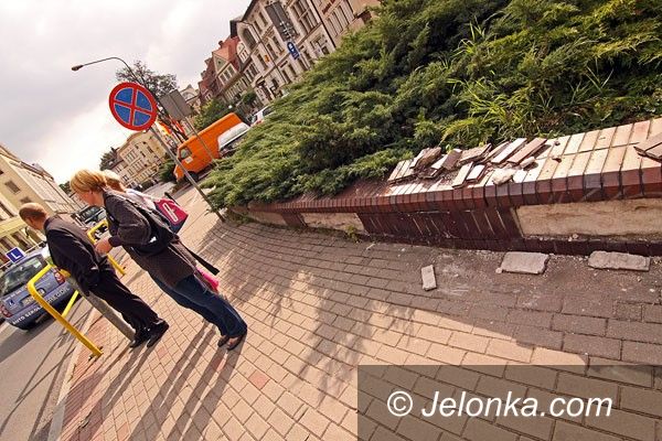JELENIA GÓRA: Ależ tu brzydko! Na placu Niepodległości