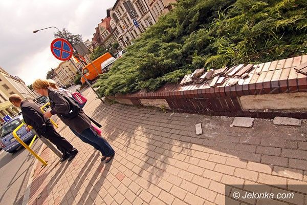 JELENIA GÓRA: Ależ tu brzydko! Na placu Niepodległości