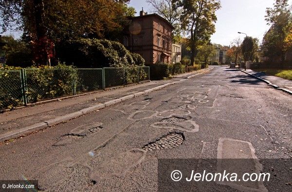 JELENIA GÓRA: Drogi pełne dziur. Do remontu jeszcze przed zimą