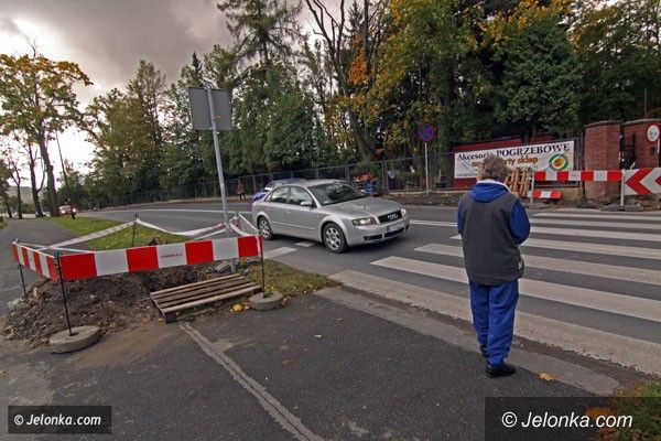 JELENIA GÓRA: Bezpieczniej na cmentarz komunalny