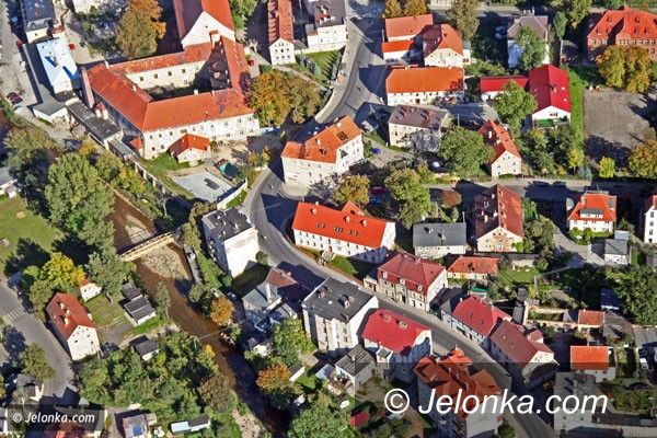 JELENIA GÓRA: Ponad 1400 ton azbestu zalega na jeleniogórskich dachach