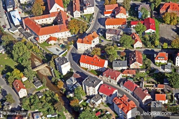 JELENIA GÓRA: Ponad 1400 ton azbestu zalega na jeleniogórskich dachach