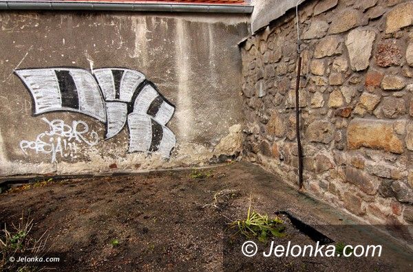 JELENIA GÓRA: Zabytek po zmroku tonie w mroku