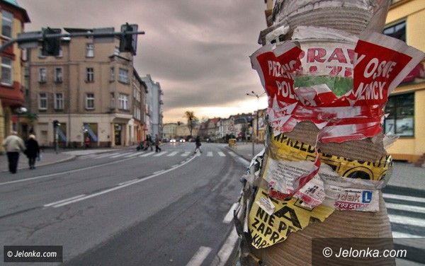 JELENIA GÓRA: Bałagan ogłoszeniowy. Na słupach