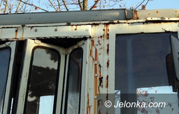 JELENIA GÓRA: Tramwaj pod zajezdnią MZK niszczeje
