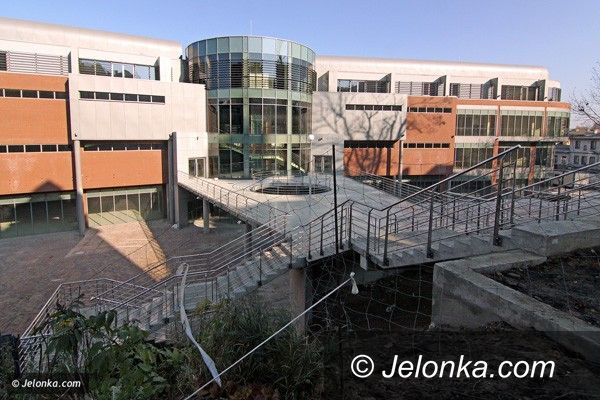 JELENIA GÓRA: Galeryjne dylematy a zgodność z projektem