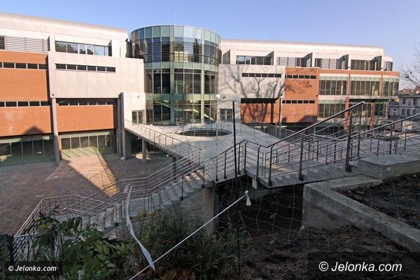 JELENIA GÓRA: Galeryjne dylematy a zgodność z projektem