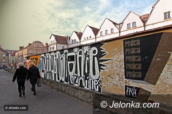 JELENIA GÓRA: „Człowiek, praca, głodne życie”: barwnie na tyłach Rynku