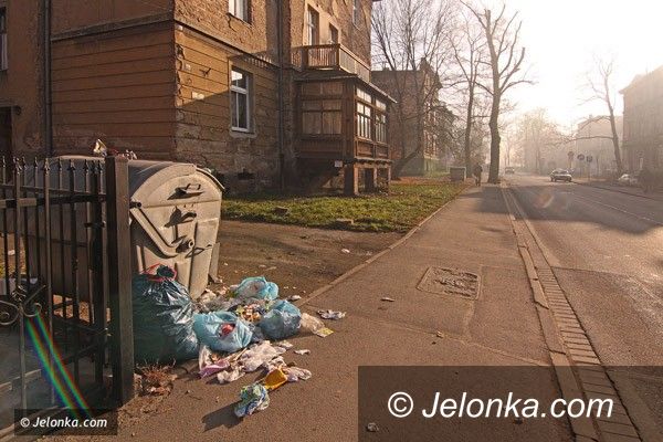 JELENIA GÓRA: Przy ul. Mickiewicza jak w chlewiku