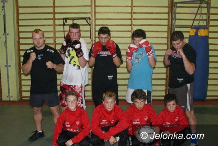 Jelenia Góra: Piłkarze Chojnika i bokserzy Red Fighters trenują razem