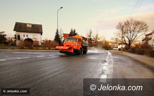 JELENIA GÓRA: Na jezdniach i chodnikach było lodowisko