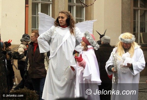 JELENIA GÓRA: Mędrcy świata, Monarchowie! Przy ratuszu oddali pokłon Dzieciątku