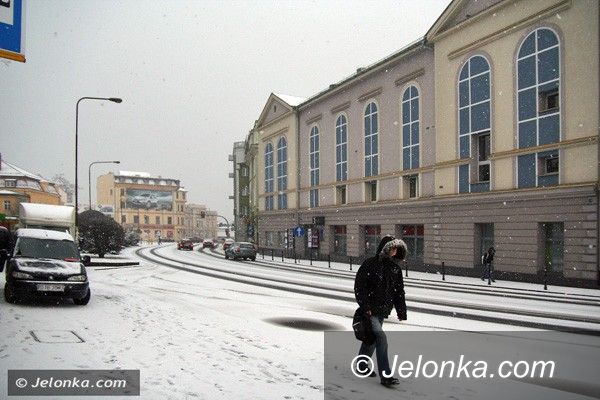 REGION JELENIOGÓRSKI: Uwaga! Na drogach i chodnikach ślisko i śnieżnie