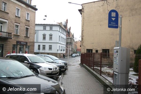 JELENIA GÓRA: Parkomaty pożerają pieniądze, biletów nie wydają