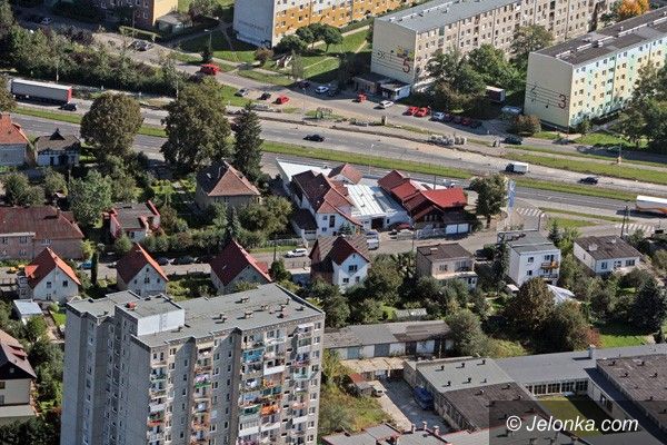 JELENIA GÓRA: Kontrowersyjny zakaz wjazdu w ul. Paderewskiego. Radny interpeluje