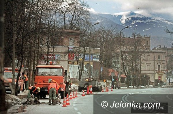 JELENIA GÓRA: Drogowcy łatają zniszczone nawierzchnie ulic
