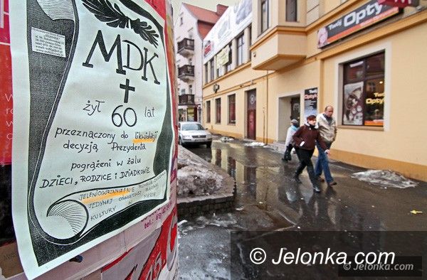 JELENIA GÓRA: Zbierali podpisy przeciw zamknięciu MDK. Protest z muzyką w tle
