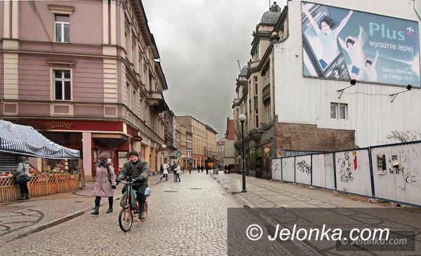 JELENIA GÓRA: Markety zabierają klientów targowiskom i drobnym handlowcom