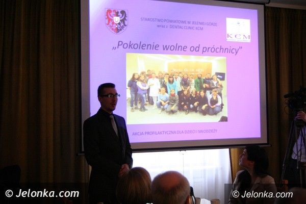 REGION JELENIOGÓRSKI: Trwa walka z próchnicą w powiatowych szkołach i nie tylko