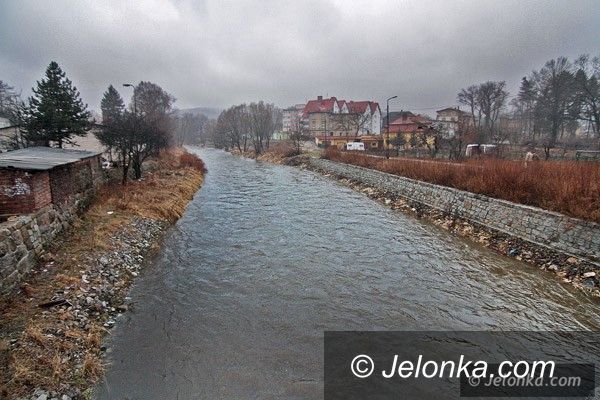 JELENIA GÓRA: Deszcz popadał, śnieg w górach topnieje, w rzekach przybywa wody
