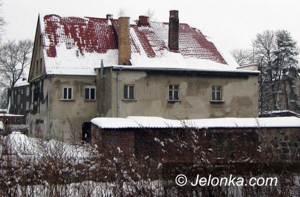 JELENIA GÓRA: Najpierw zainwestowali, teraz wyburzą