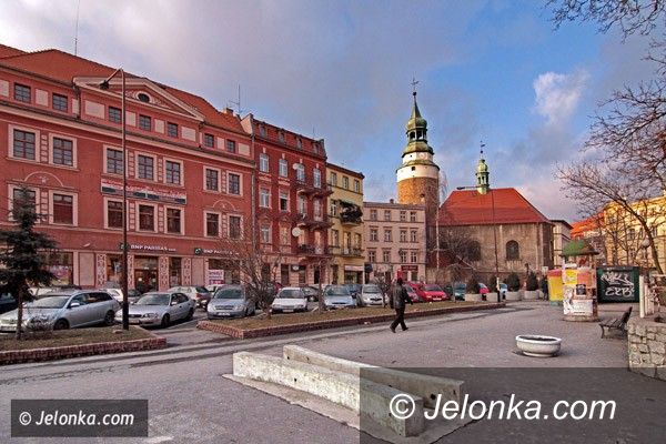 JELENIA GÓRA: Po punkcie informacyjnym pozostała betonowa “pamiątka”