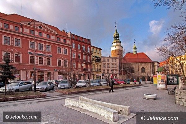 JELENIA GÓRA: Po punkcie informacyjnym pozostała betonowa “pamiątka”