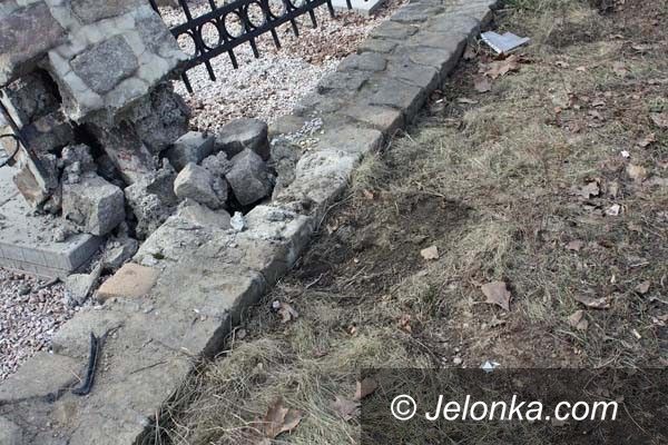 JELENIA GÓRA: Rozwalił autem płot i uciekł