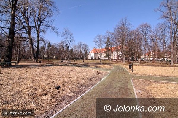 JELENIA GÓRA: W Parku Zdrojowym lepszy byłby asfalt?