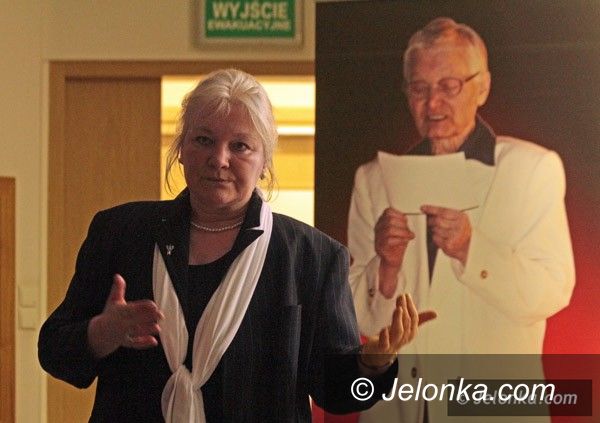 JELENIA GÓRA: Tyrani boją się takiej pieśni. Przedstawili “Kalendarz Pani Ani”