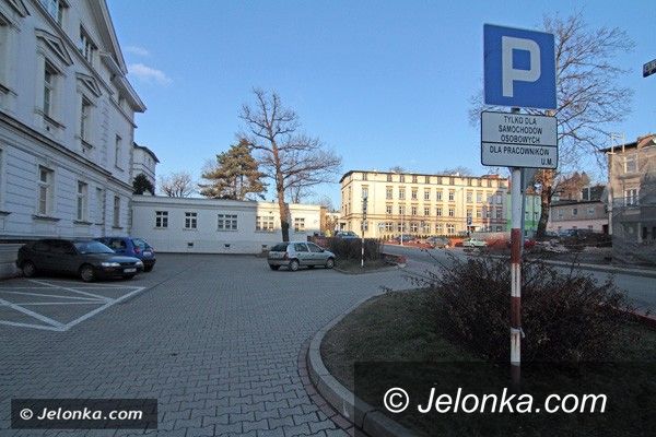 JELENIA GÓRA: Zechcesz zostawić auto przed urzędem miasta? Będziesz musiał zapłacić