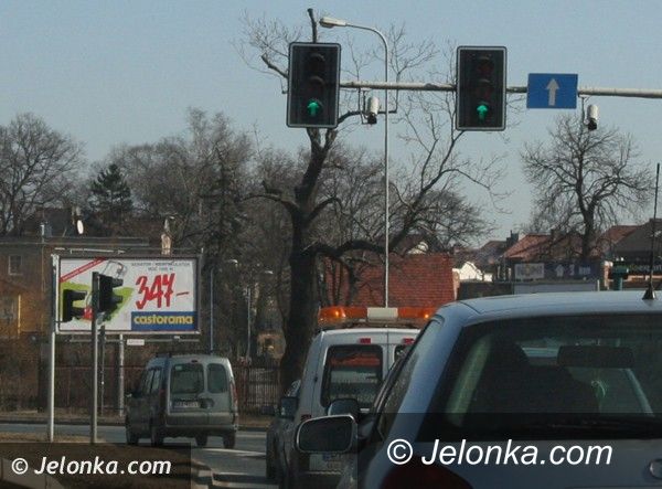 JELENIA GÓRA: Kamera “łapie” przejeżdżających na czerwonym świetle