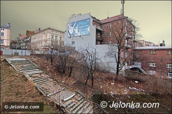 JELENIA GÓRA: Śmietnik za płotem w samym śródmieściu