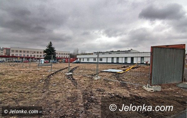 JELENIA GÓRA: Rozbudują przychodnię na zaniedbanym gruncie