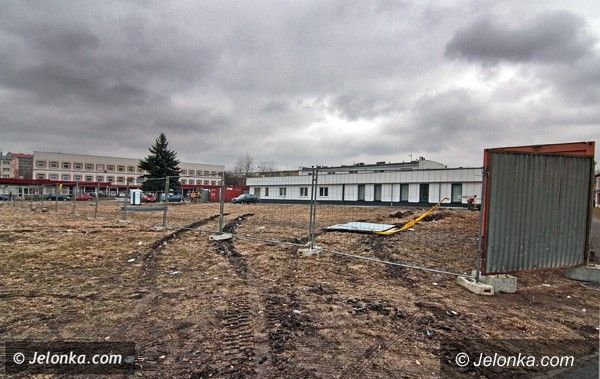 JELENIA GÓRA: Rozbudują przychodnię na zaniedbanym gruncie