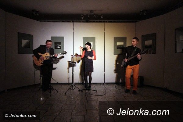 JELENIA GÓRA: Jak czarno–białe perły. “Fotografie” Janiny Hobgarskiej w Muflonie
