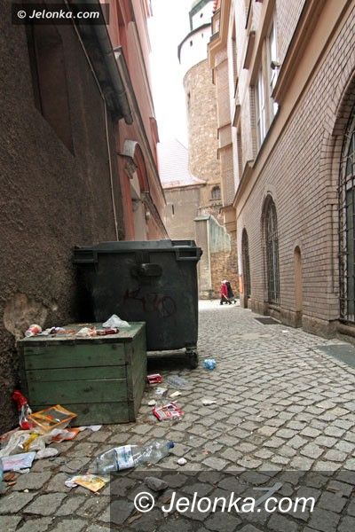 JELENIA GÓRA: W śródmieściu brudy po kątach