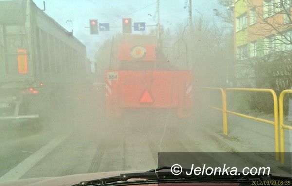 JELENIA GÓRA: Tumany kurzu nie tylko na Zabobrzu. Zamiatarka “dymi”