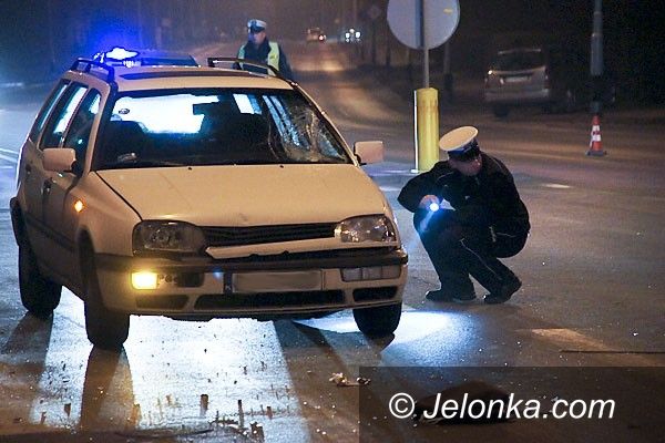 JELENIA GÓRA: Mężczyzna z wózkiem pod kołami samochodu. Na ulicy Wolności